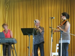 Debbie Sams (keyboard), Norma McDonald (fiddle), Laura Risk (fiddle) at Holy Name Hall, Douglastown Irish Week 2014.